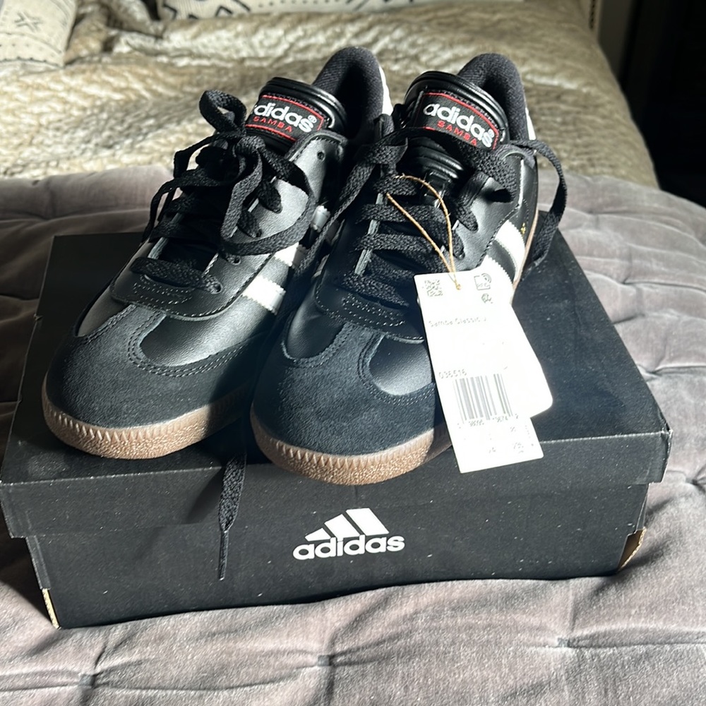 NWT Adidas Classic Samba J Sneakers in Black Size 5.5 (Women’s 7) w/ Box